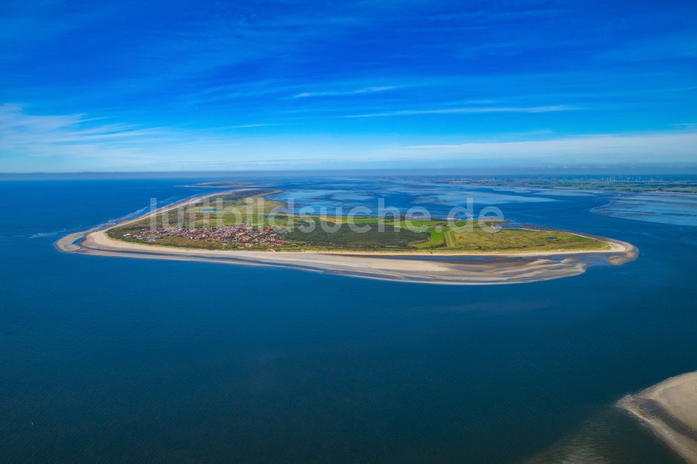 Langeoog aus der Vogelperspektive: Sandstrand- Landschaft an der Nordsee in Langeoog im Bundesland Niedersachsen