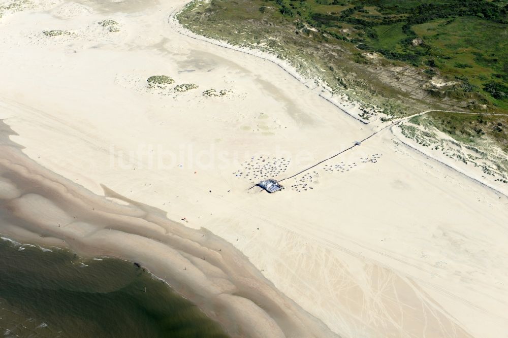 Norderney aus der Vogelperspektive: Sandstrand- Landschaft an der Nordsee in Norderney im Bundesland Niedersachsen