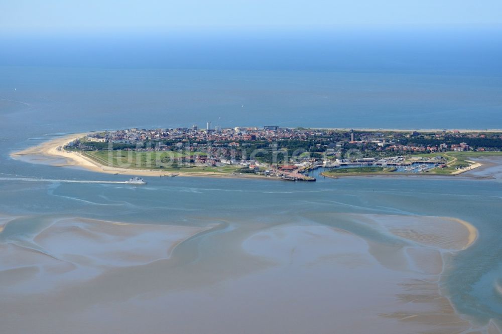 Norderney von oben - Sandstrand- Landschaft an der Nordsee in Norderney im Bundesland Niedersachsen