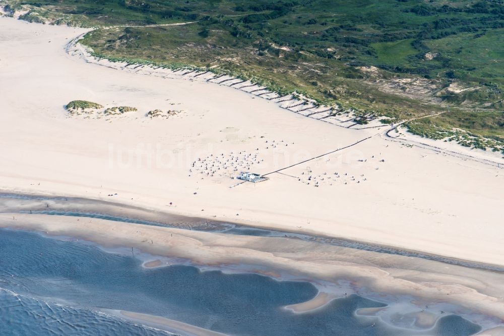 Norderney aus der Vogelperspektive: Sandstrand- Landschaft an der Nordsee in Norderney im Bundesland Niedersachsen