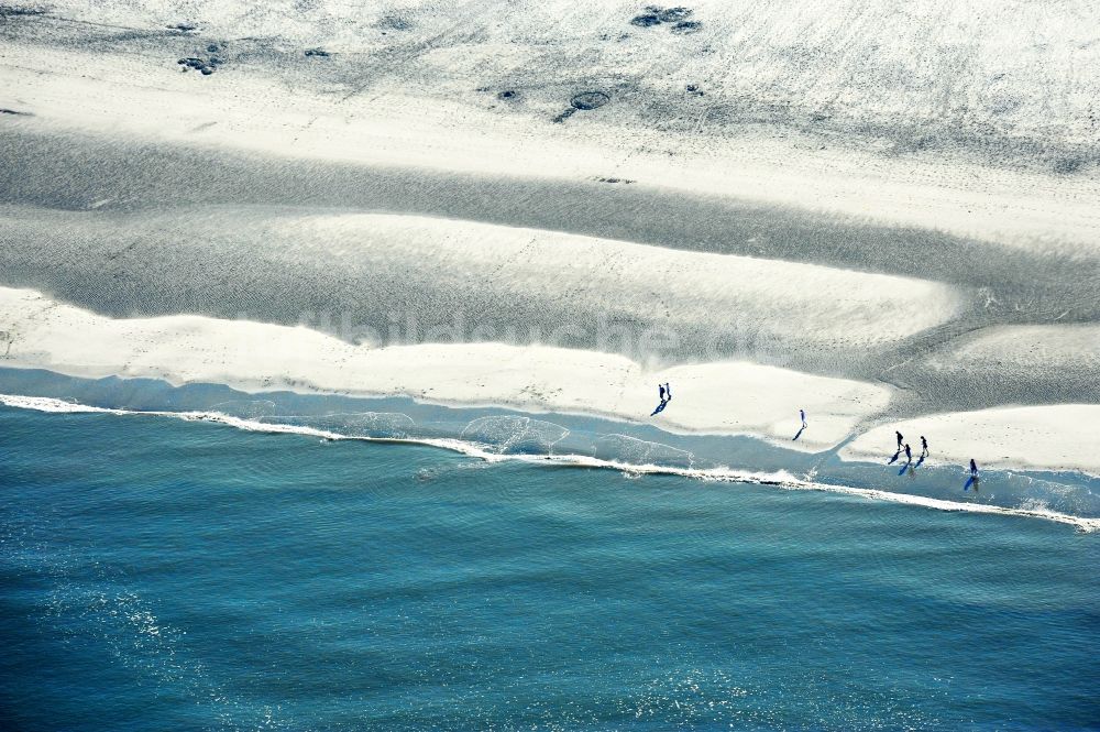 Juist von oben - Sandstrand- Landschaft an der Nordsee auf der Nordseeinsel Juist im Bundesland Niedersachsen