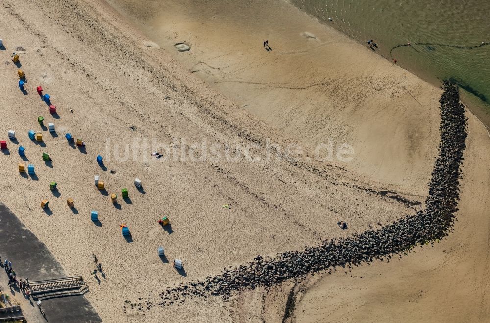 Utersum aus der Vogelperspektive: Sandstrand- Landschaft der Nordsee in Utersum auf der Insel Föhr im Bundesland Schleswig-Holstein, Deutschland