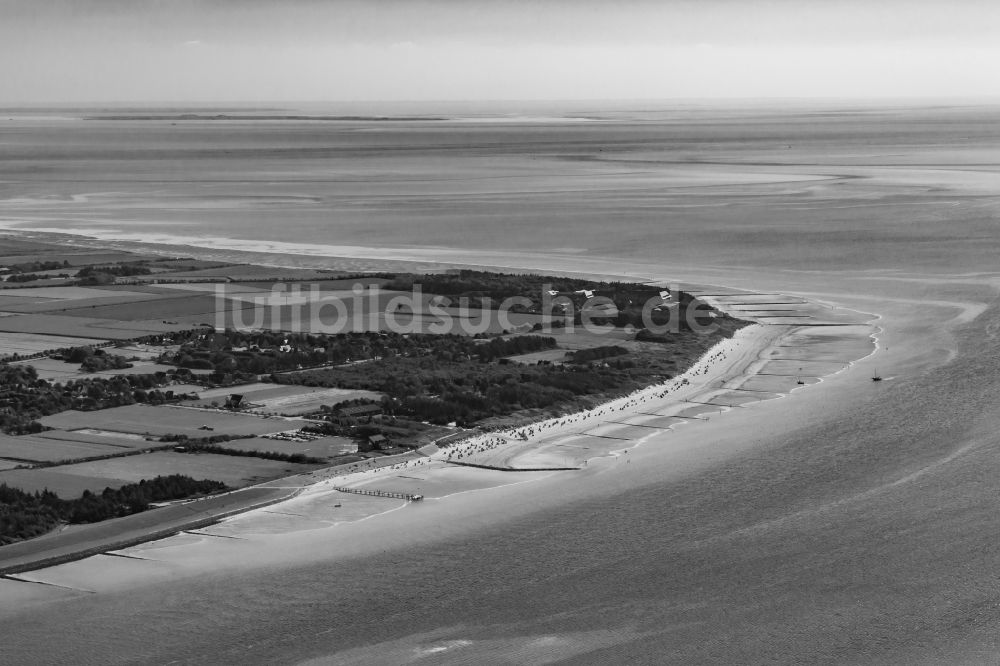 Utersum aus der Vogelperspektive: Sandstrand- Landschaft der Nordsee in Utersum auf der Insel Föhr im Bundesland Schleswig-Holstein, Deutschland