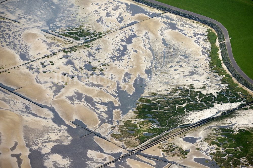 Westerhever aus der Vogelperspektive: Sandstrand- Landschaft an der Nordsee in Westerhever im Bundesland Schleswig-Holstein