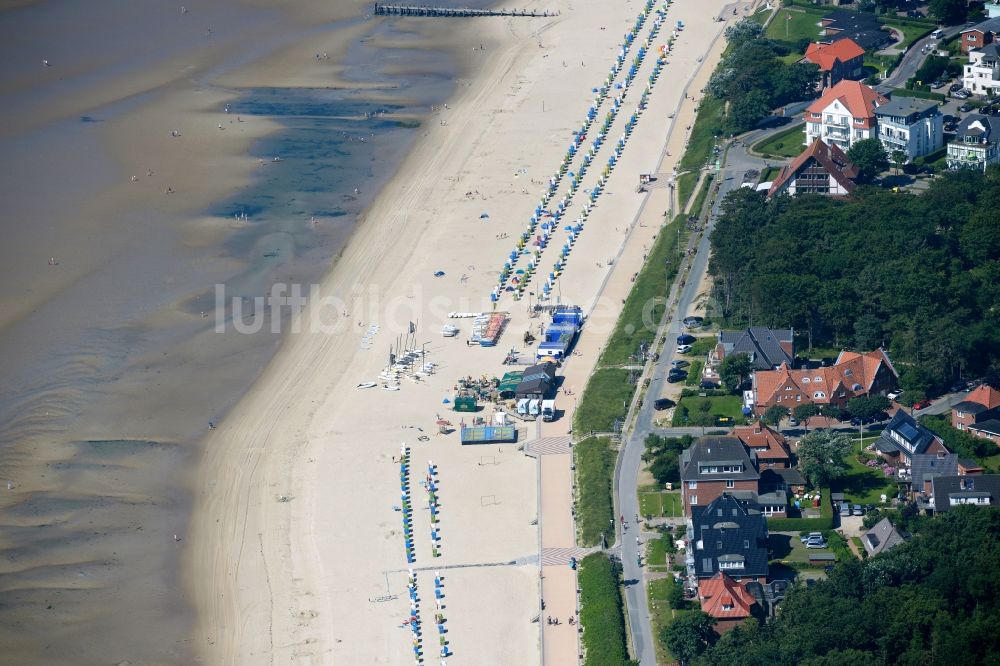 Wyk auf Föhr aus der Vogelperspektive: Sandstrand- Landschaft an der Nordsee in Wyk auf Föhr im Bundesland Schleswig-Holstein