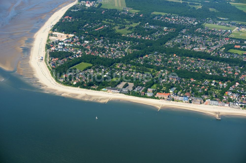 Wyk auf Föhr aus der Vogelperspektive: Sandstrand- Landschaft an der Nordsee in Wyk auf Föhr im Bundesland Schleswig-Holstein