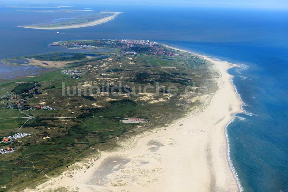 Norderney aus der Vogelperspektive: Sandstrand- Landschaft an der Nordsee zur Insel Norderney im Bundesland Niedersachsen