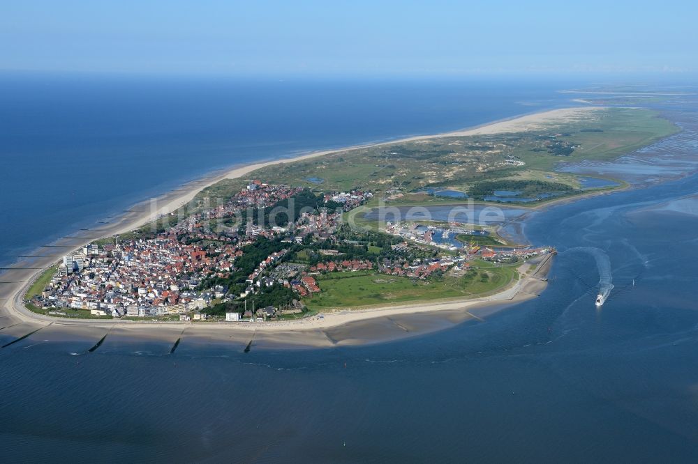 Norderney von oben - Sandstrand- Landschaft an der Nordsee zur Insel Norderney im Bundesland Niedersachsen