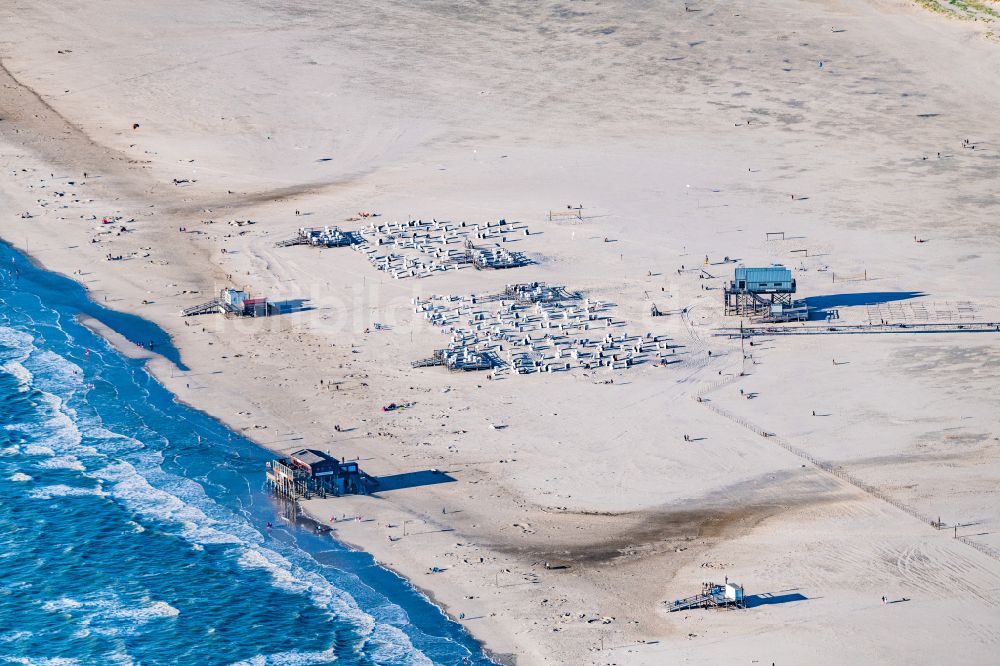 Luftbild Sankt Peter-Ording - Sandstrand- Landschaft an der Nordseeküste Pfahlbauten Gaststätten - Restaurans Silbermöve in Sankt Peter-Ording im Abendrot mit langen Schatten im Bundesland Schleswig-Holstein