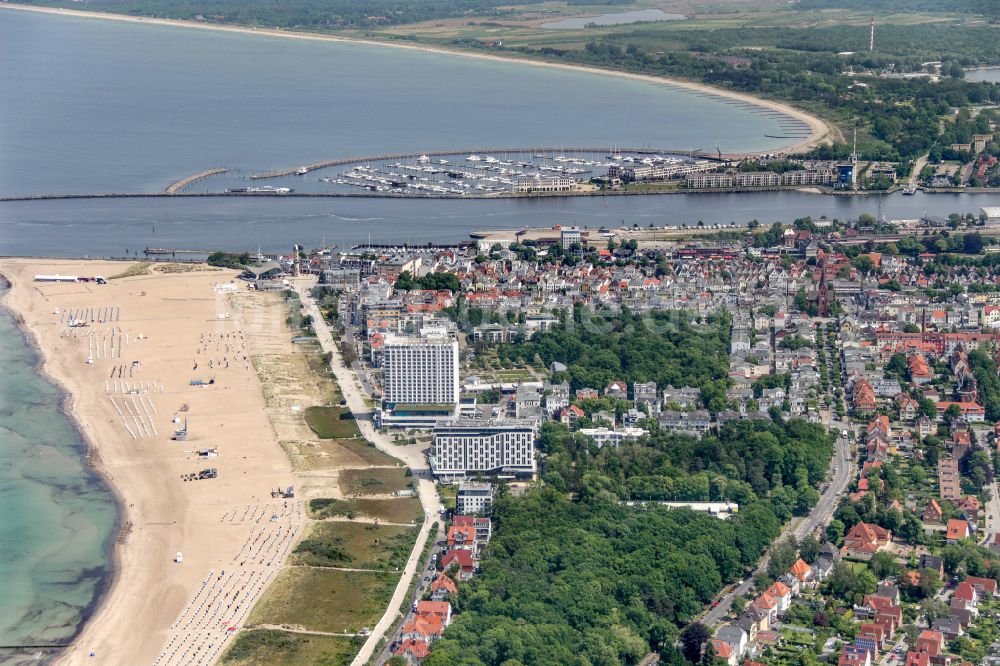 Luftaufnahme Rostock - Sandstrand- Landschaft im Ortsteil Warnemünde in Rostock im Bundesland Mecklenburg-Vorpommern, Deutschland