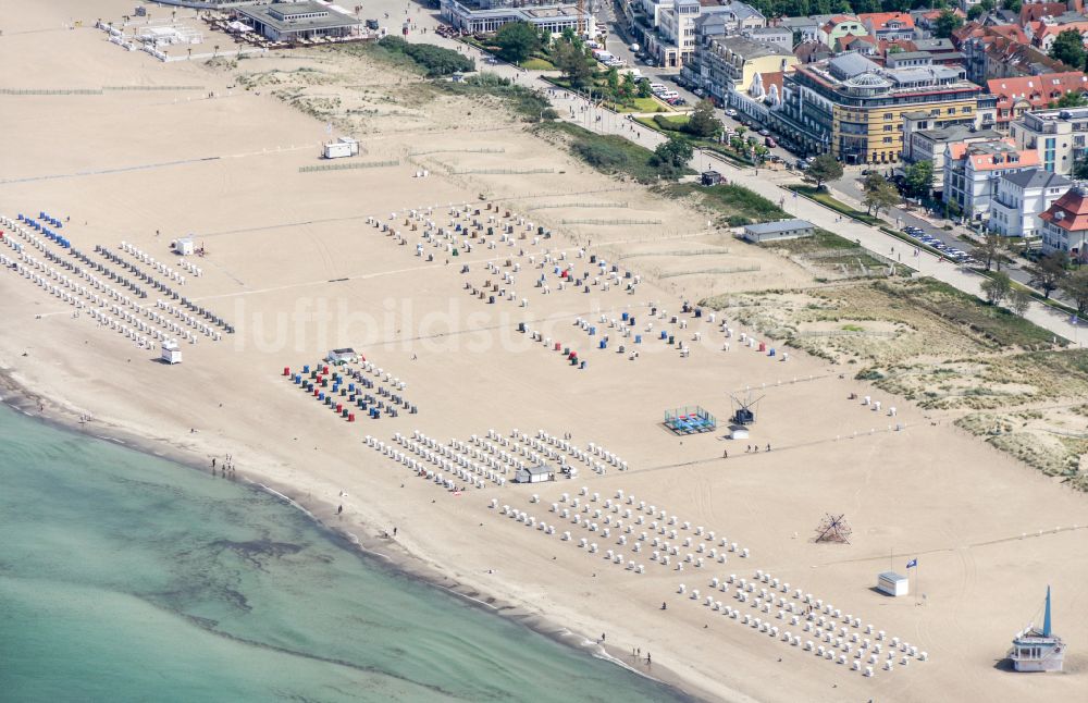 Rostock von oben - Sandstrand- Landschaft im Ortsteil Warnemünde in Rostock im Bundesland Mecklenburg-Vorpommern, Deutschland