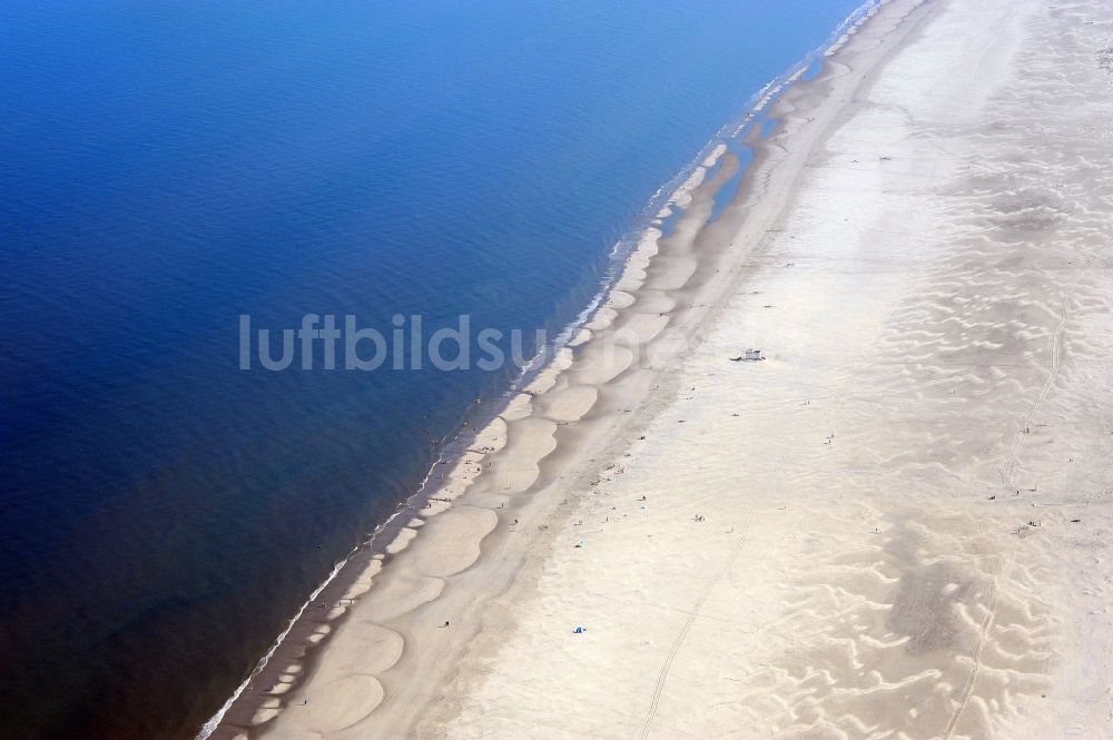 Juist aus der Vogelperspektive: Sandstrand- Landschaft an der Ostfriesischen Insel in Juist im Bundesland Niedersachsen