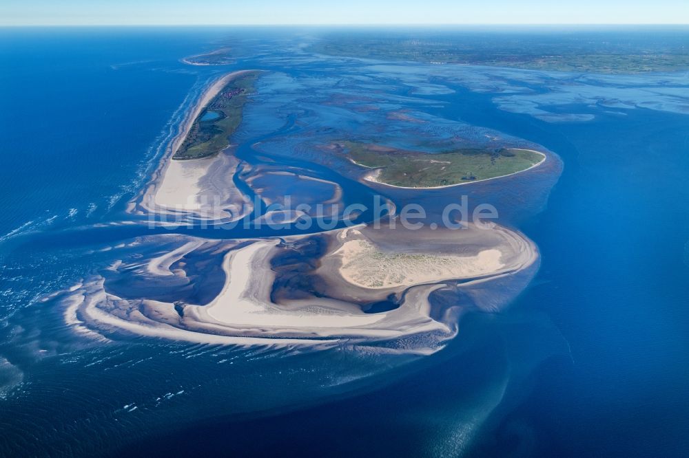 Juist aus der Vogelperspektive: Sandstrand- Landschaft an der Ostfriesischen Insel in Juist im Bundesland Niedersachsen