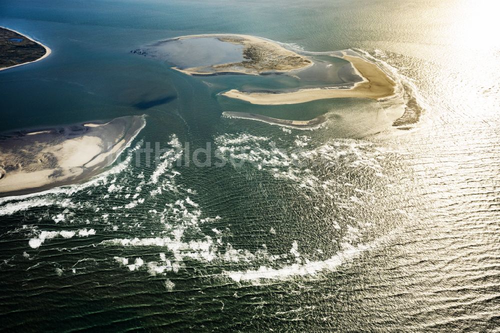 Juist von oben - Sandstrand- Landschaft an der Ostfriesischen Insel in Juist im Bundesland Niedersachsen