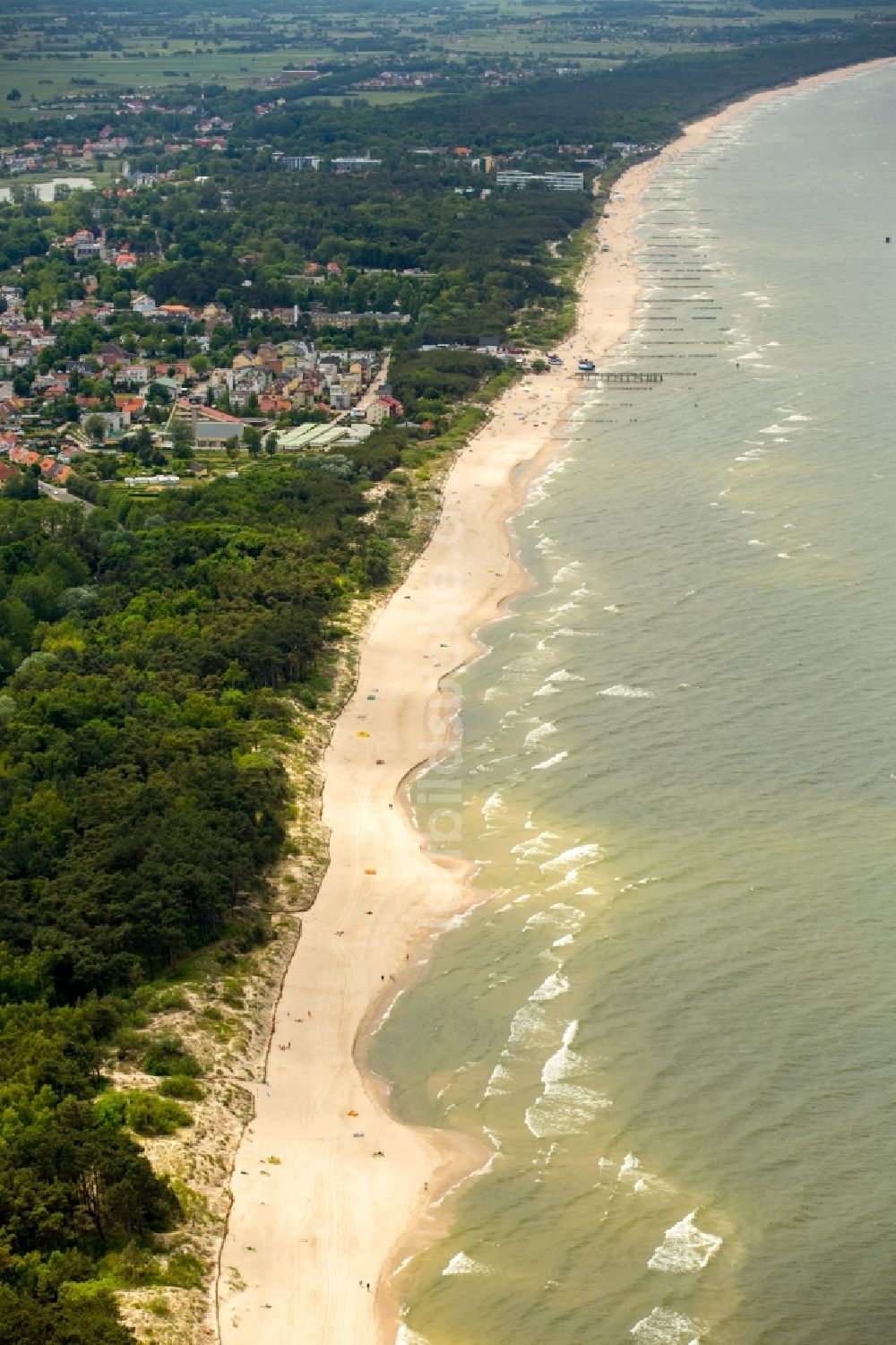 Mielenko von oben - Sandstrand- Landschaft an der Ostsee in Mielenko in Westpommern, Polen