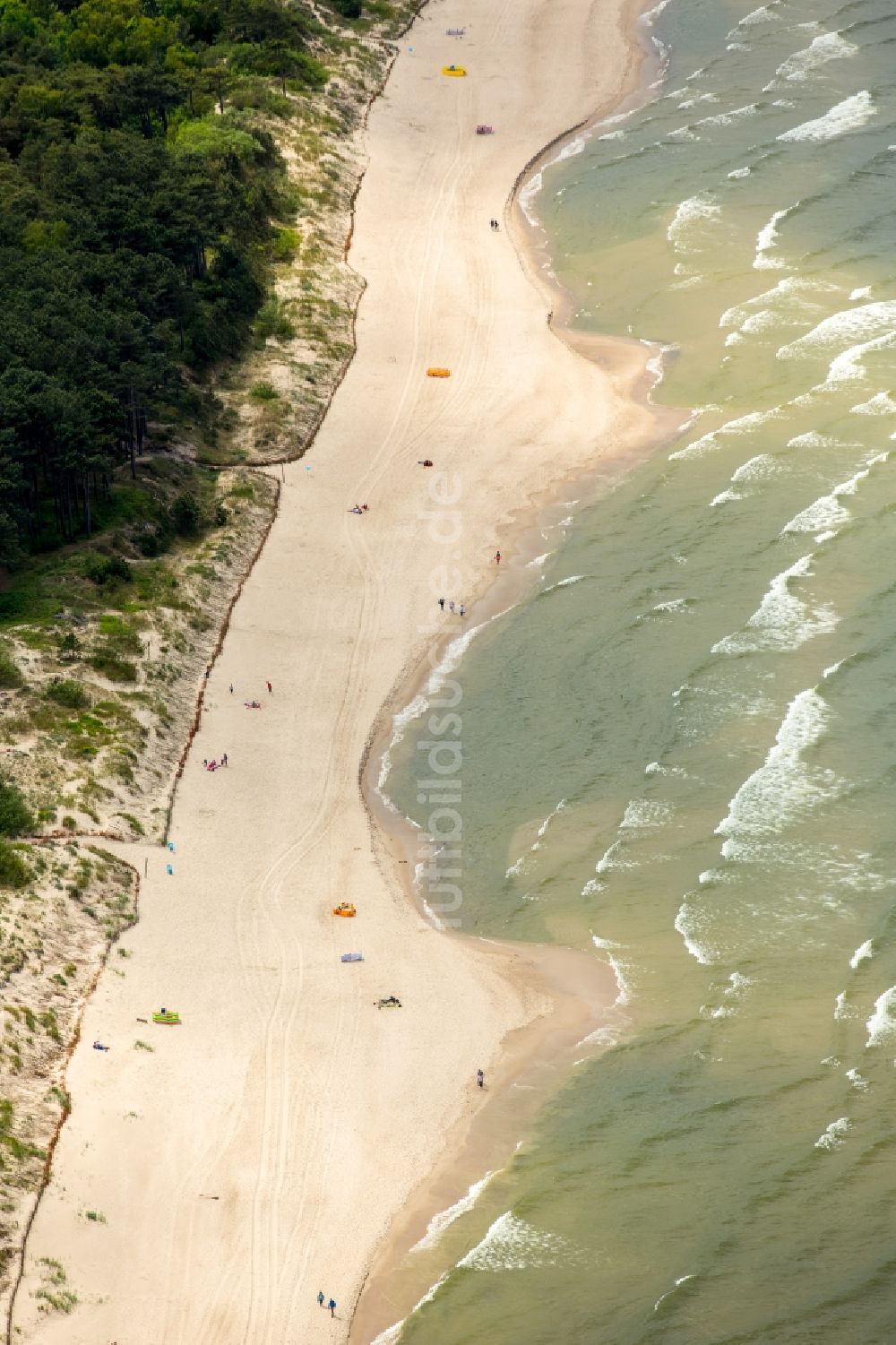 Mielenko aus der Vogelperspektive: Sandstrand- Landschaft an der Ostsee in Mielenko in Westpommern, Polen