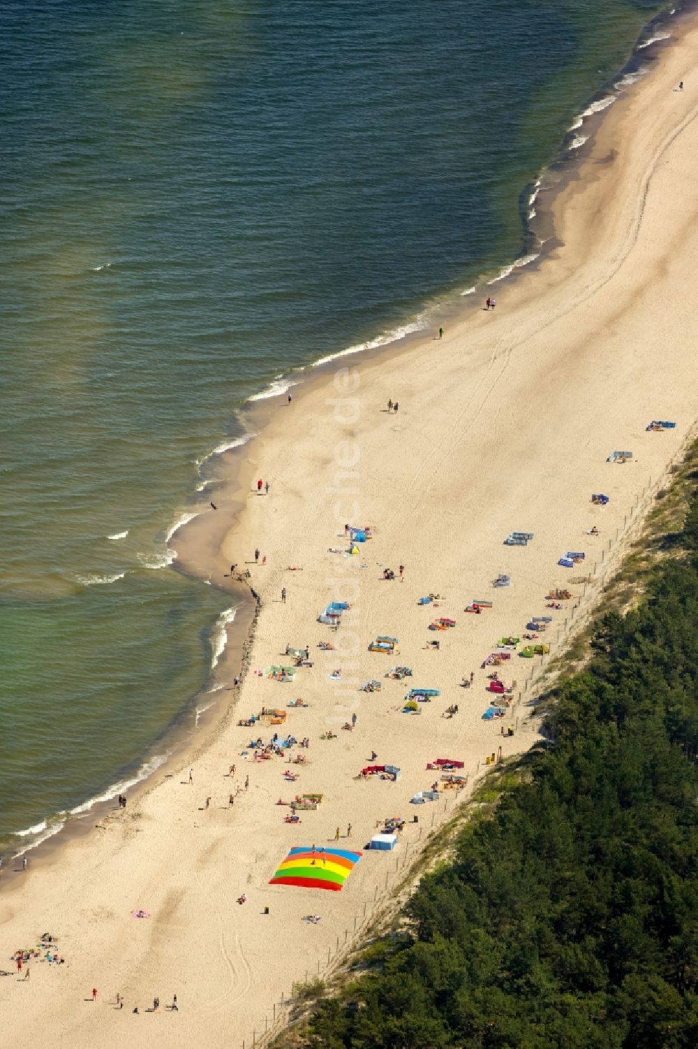 Niechorze Horst aus der Vogelperspektive: Sandstrand- Landschaft an der Ostsee in Niechorze Horst in Westpommern, Polen