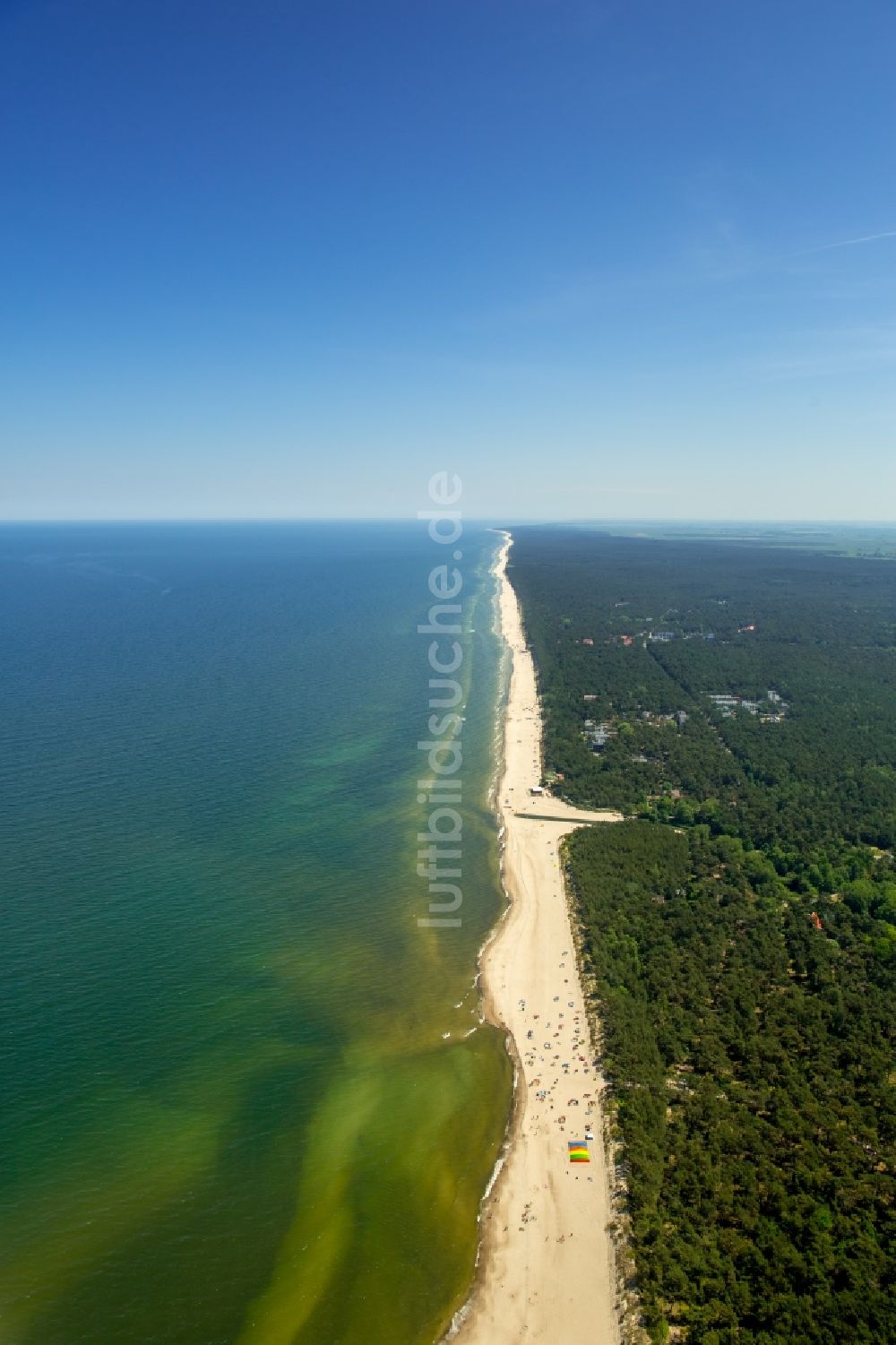 Niechorze Horst aus der Vogelperspektive: Sandstrand- Landschaft an der Ostsee in Niechorze Horst in Westpommern, Polen