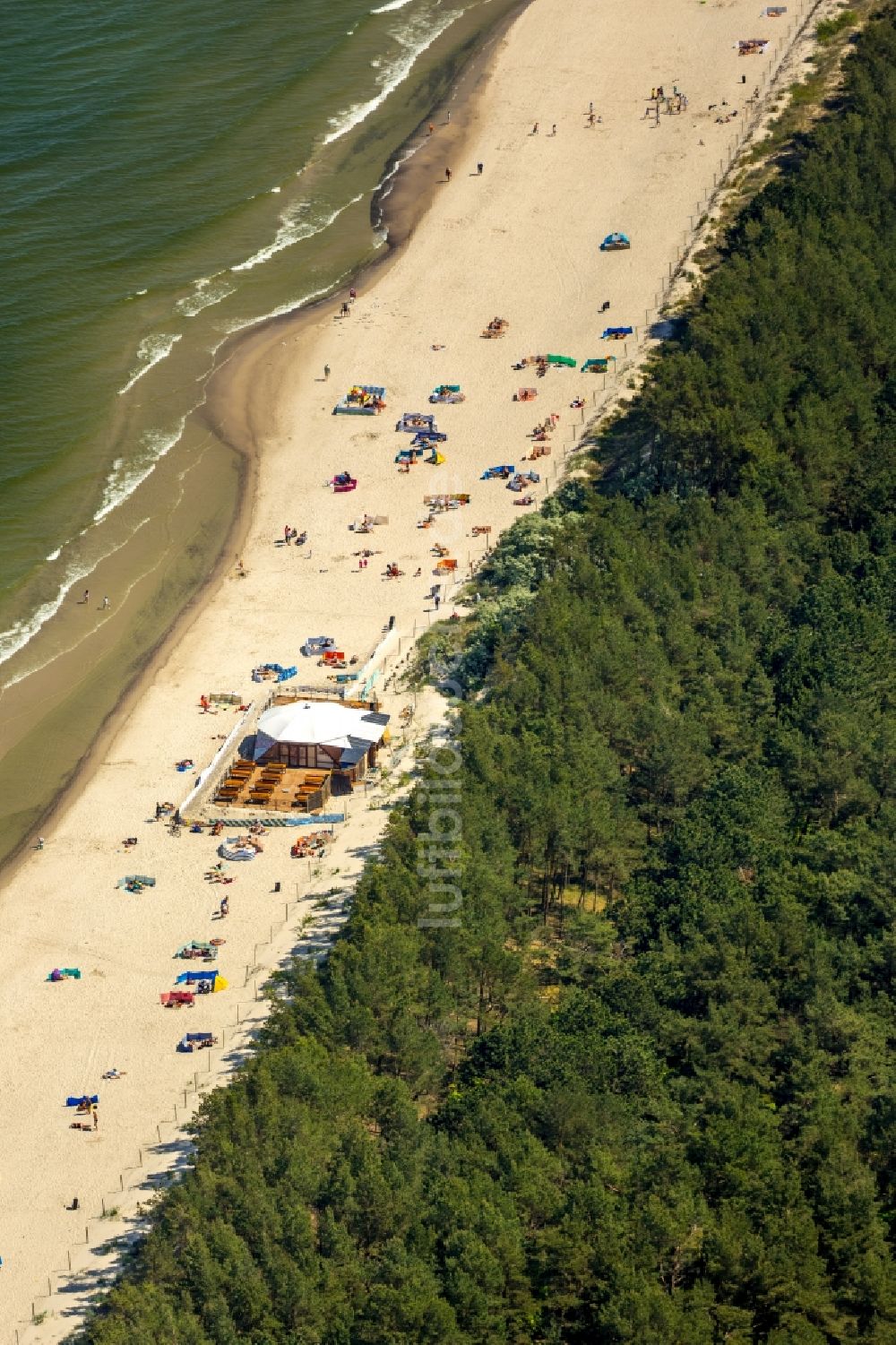 Niechorze Horst aus der Vogelperspektive: Sandstrand- Landschaft an der Ostsee in Niechorze Horst in Westpommern, Polen