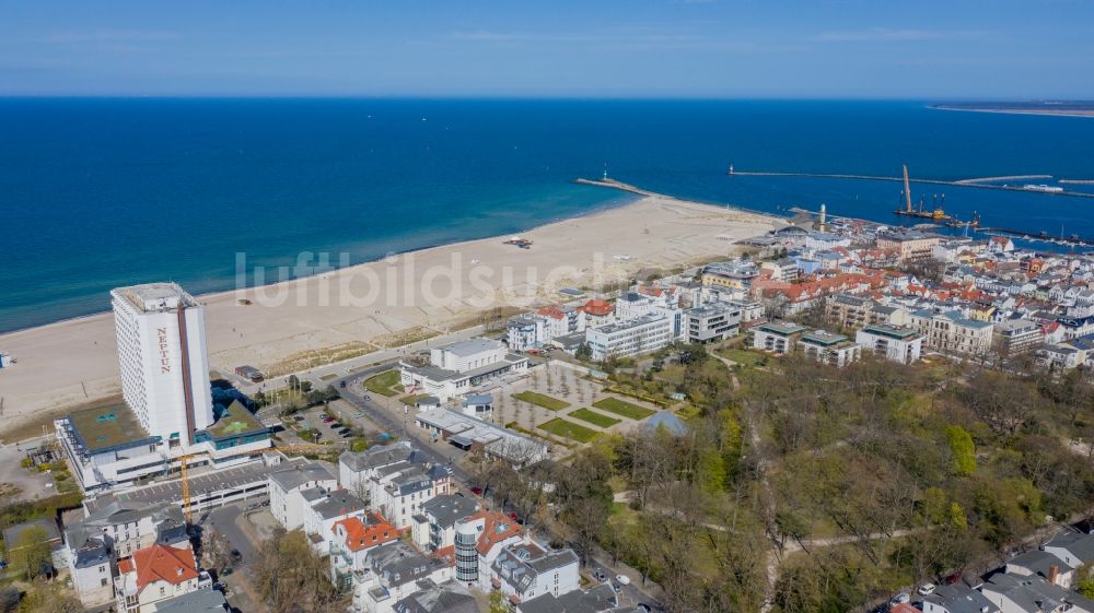 Rostock aus der Vogelperspektive: Sandstrand- Landschaft der Ostsee im Ortsteil Warnemünde in Rostock im Bundesland Mecklenburg-Vorpommern, Deutschland