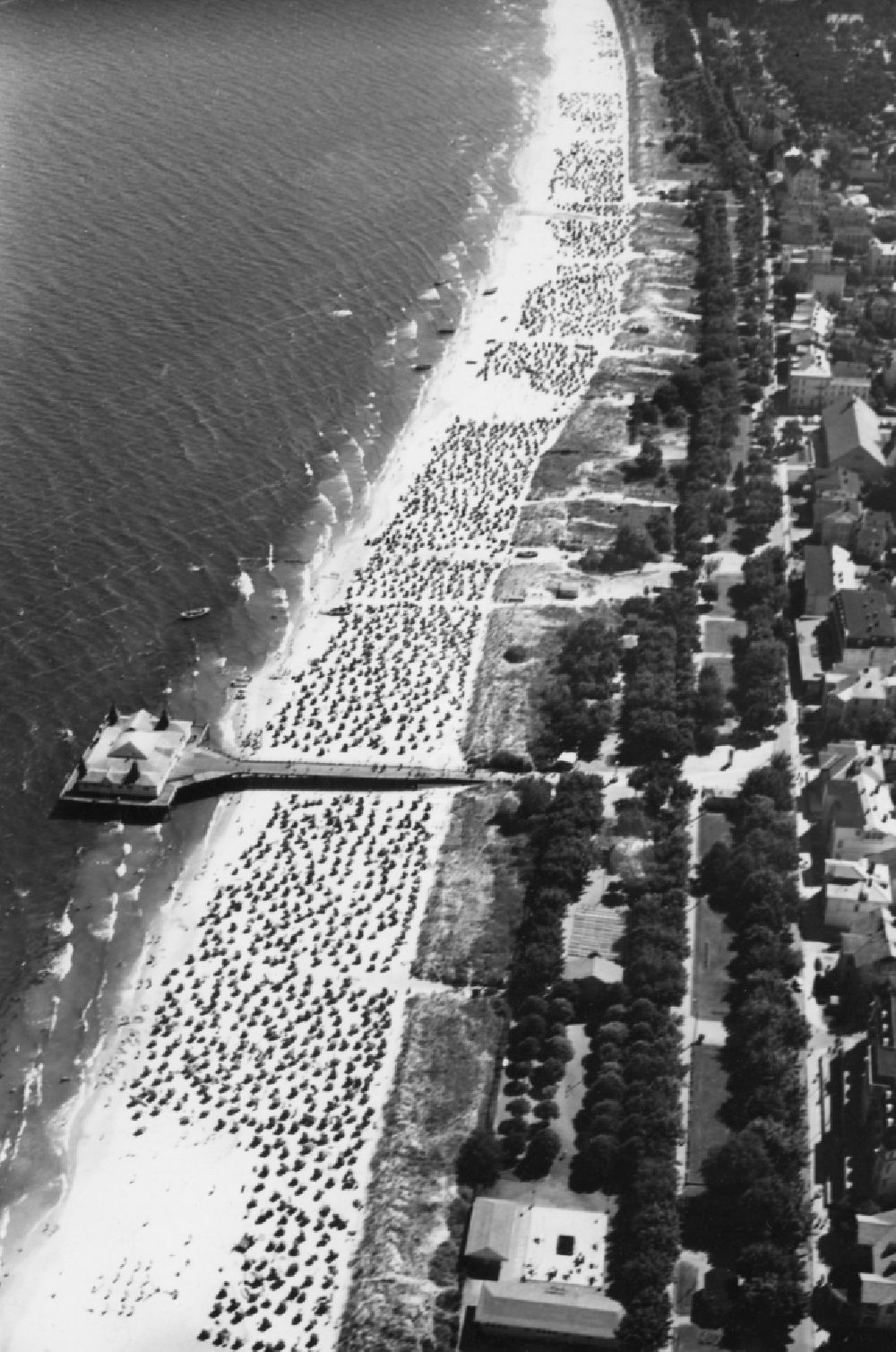 Luftbild Seebad Ahlbeck - Sandstrand- Landschaft der Ostsee in Seebad Ahlbeck im Bundesland Mecklenburg-Vorpommern, Deutschland