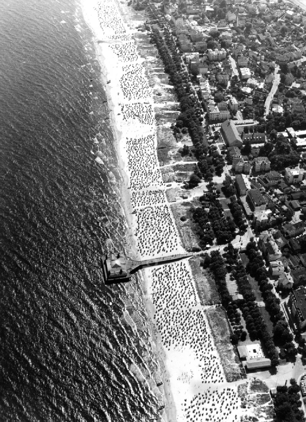 Seebad Ahlbeck aus der Vogelperspektive: Sandstrand- Landschaft der Ostsee in Seebad Ahlbeck im Bundesland Mecklenburg-Vorpommern, Deutschland