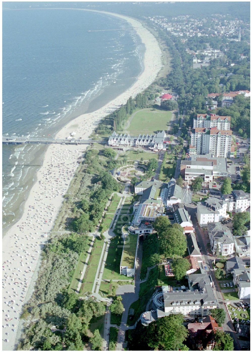 Seebad Heringsdorf aus der Vogelperspektive: Sandstrand- Landschaft der Ostsee in Seebad Heringsdorf im Bundesland Mecklenburg-Vorpommern, Deutschland