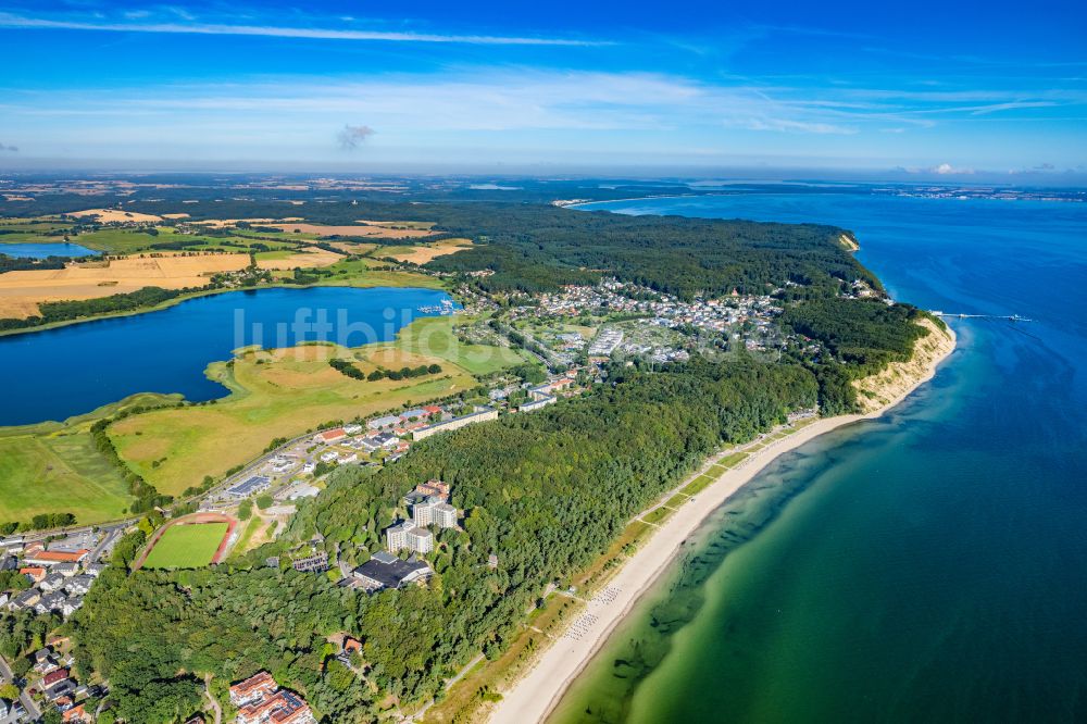 Ostseebad Baabe von oben - Sandstrand- Landschaft der Ostsee an der Strandstraße in Baabe im Bundesland Mecklenburg-Vorpommern, Deutschland