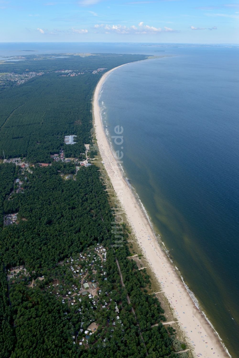 Trassenheide aus der Vogelperspektive: Sandstrand- Landschaft an der Ostsee in Trassenheide im Bundesland Mecklenburg-Vorpommern