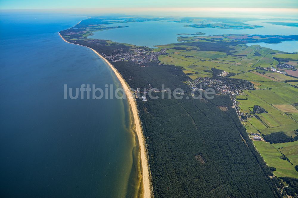 Trassenheide aus der Vogelperspektive: Sandstrand- Landschaft an der Ostsee in Trassenheide im Bundesland Mecklenburg-Vorpommern