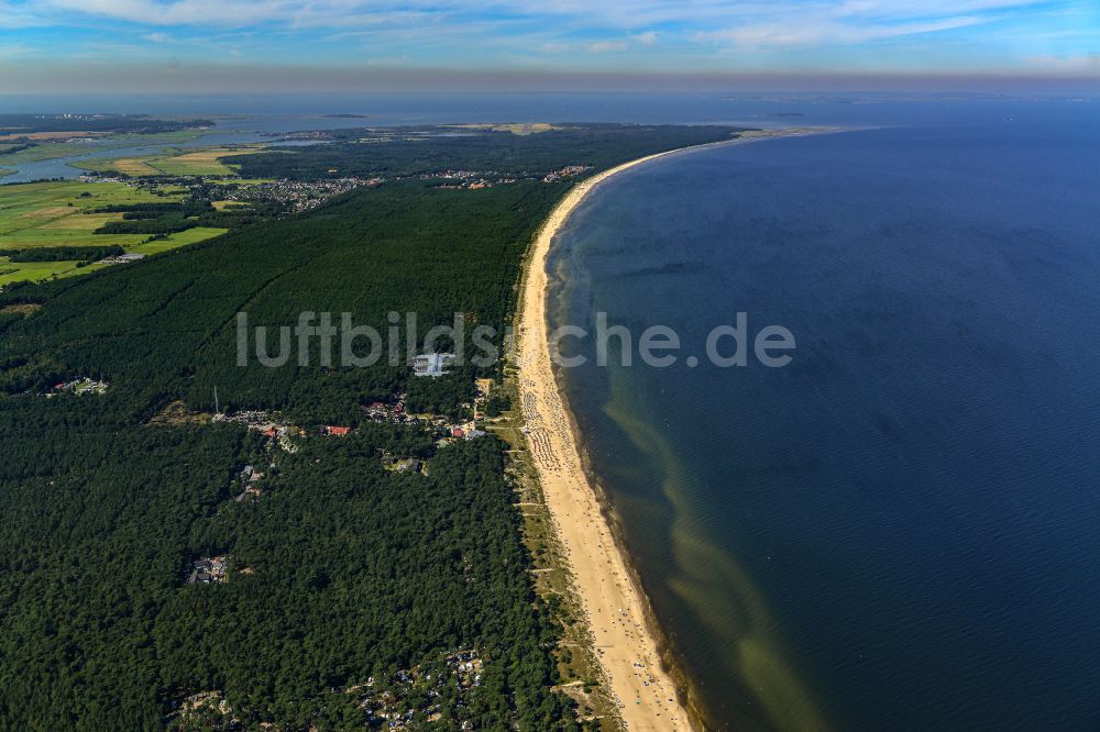 Trassenheide aus der Vogelperspektive: Sandstrand- Landschaft an der Ostsee in Trassenheide im Bundesland Mecklenburg-Vorpommern