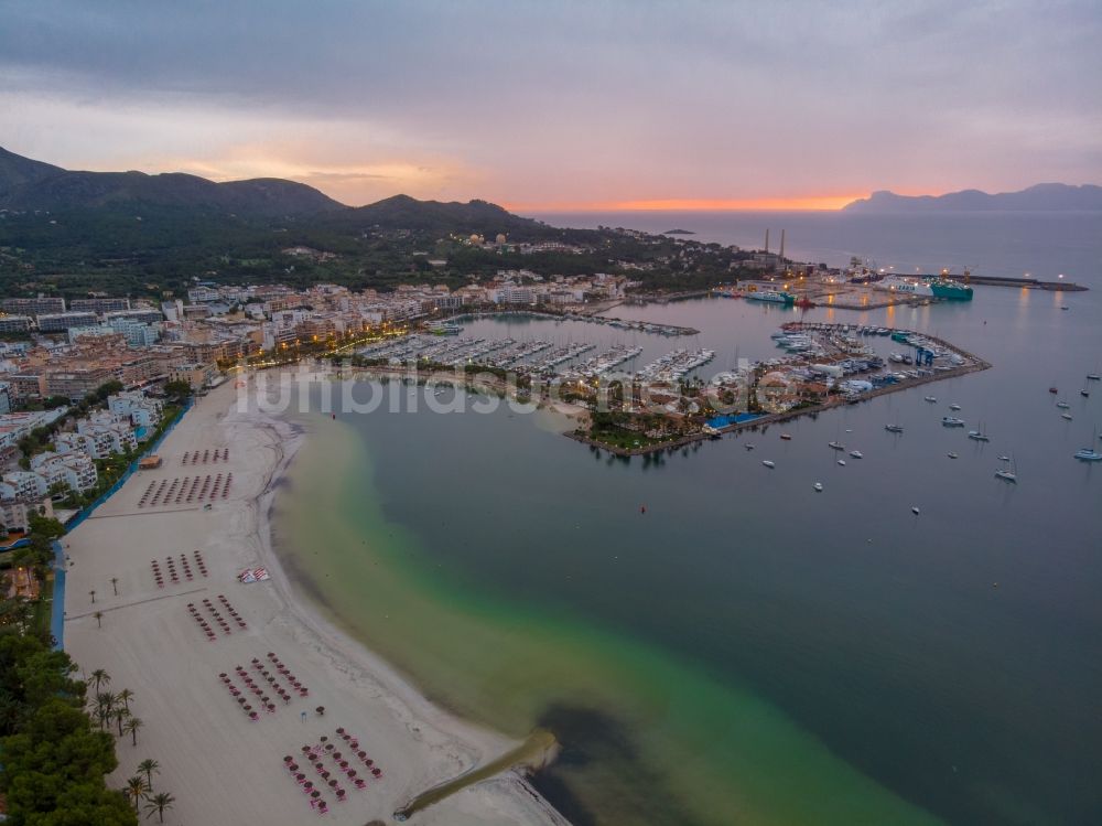 Luftbild Port d'Alcudia - Sandstrand- Landschaft in Port d Alcudia auf der Balearischen Insel Mallorca, Spanien