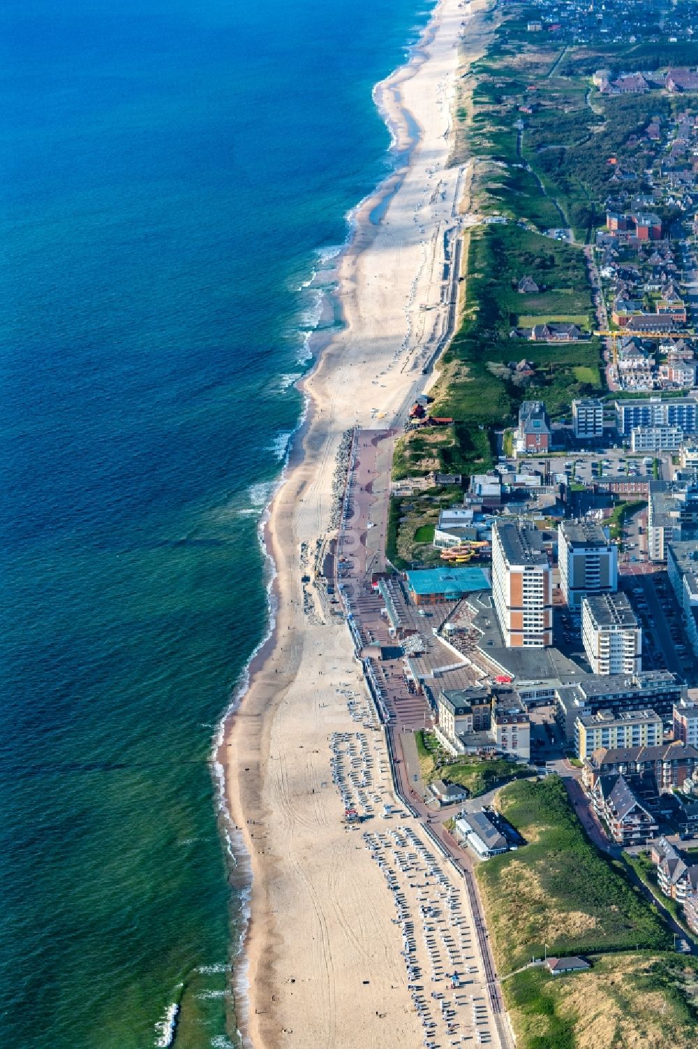 Luftbild Sylt - Sandstrand- Landschaft und Promenade im Ortsteil Westerland auf Sylt im Bundesland Schleswig-Holstein, Deutschland