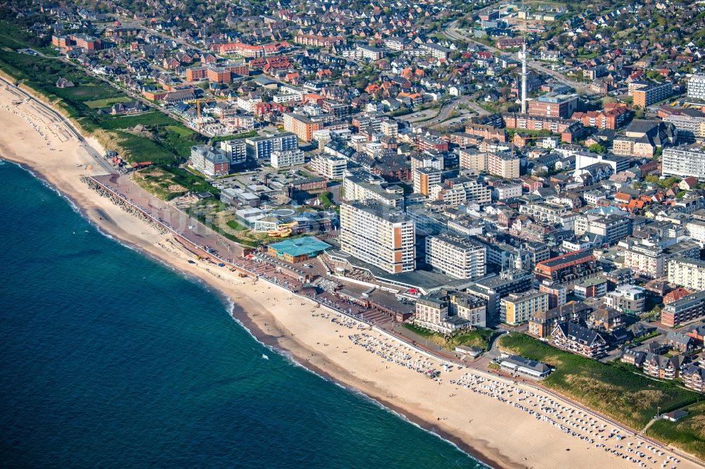 Luftaufnahme Sylt - Sandstrand- Landschaft und Promenade im Ortsteil Westerland auf Sylt im Bundesland Schleswig-Holstein, Deutschland