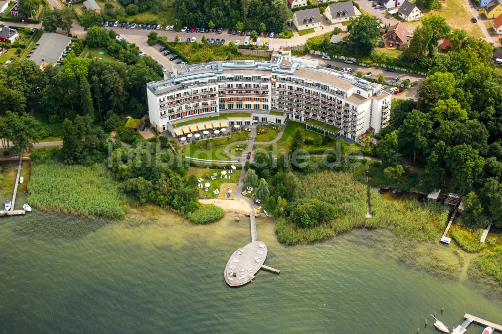 Luftaufnahme Göhren-Lebbin - Sandstrand- Landschaft an der Seebrücke der Hotelanlage des Iberotel Fleesensee in Göhren-Lebbin im Bundesland Mecklenburg-Vorpommern