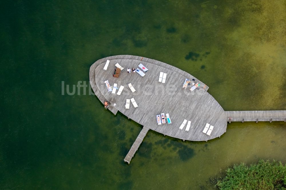 Göhren-Lebbin von oben - Sandstrand- Landschaft an der Seebrücke der Hotelanlage des Iberotel Fleesensee in Göhren-Lebbin im Bundesland Mecklenburg-Vorpommern