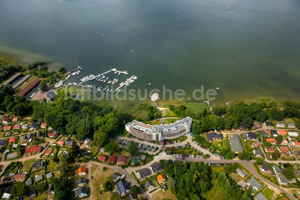 Göhren-Lebbin von oben - Sandstrand- Landschaft an der Seebrücke der Hotelanlage des Iberotel Fleesensee in Göhren-Lebbin im Bundesland Mecklenburg-Vorpommern