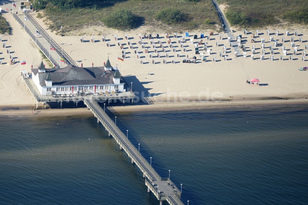 Luftaufnahme Seebad Ahlbeck - Sandstrand- Landschaft an der Seebrücke der auf der Insel Usedom im Seebad Ahlbeck im Bundesland Mecklenburg-Vorpommern