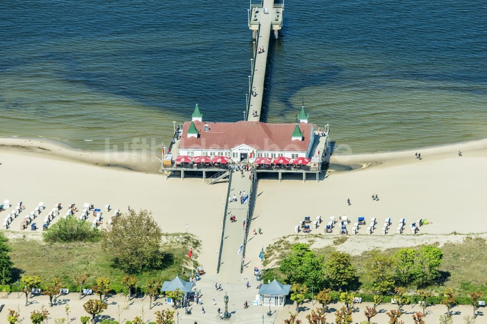 Seebad Ahlbeck aus der Vogelperspektive: Sandstrand- Landschaft an der Seebrücke der auf der Insel Usedom im Seebad Ahlbeck im Bundesland Mecklenburg-Vorpommern