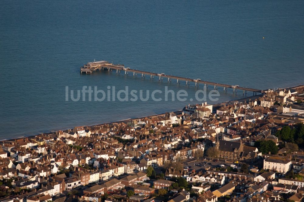 Luftbild Deal - Sandstrand- Landschaft an der Seebrücke des Kanal in Deal in England, Vereinigtes Königreich