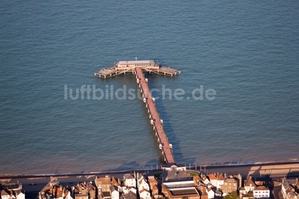 Luftaufnahme Deal - Sandstrand- Landschaft an der Seebrücke des Kanal in Deal in England, Vereinigtes Königreich