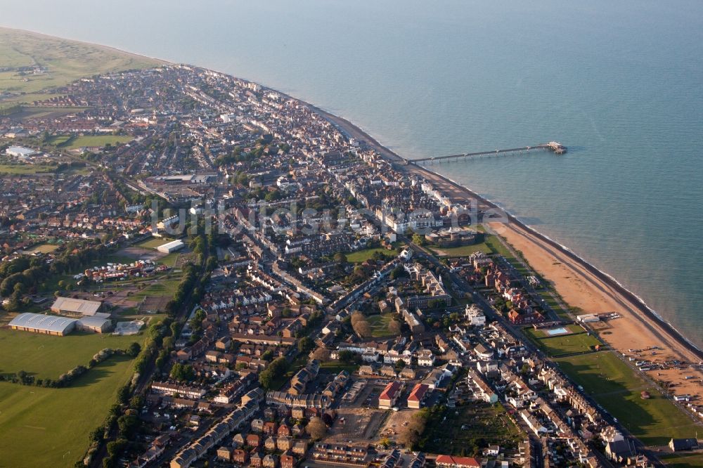 Deal von oben - Sandstrand- Landschaft an der Seebrücke des Kanal in Deal in England, Vereinigtes Königreich