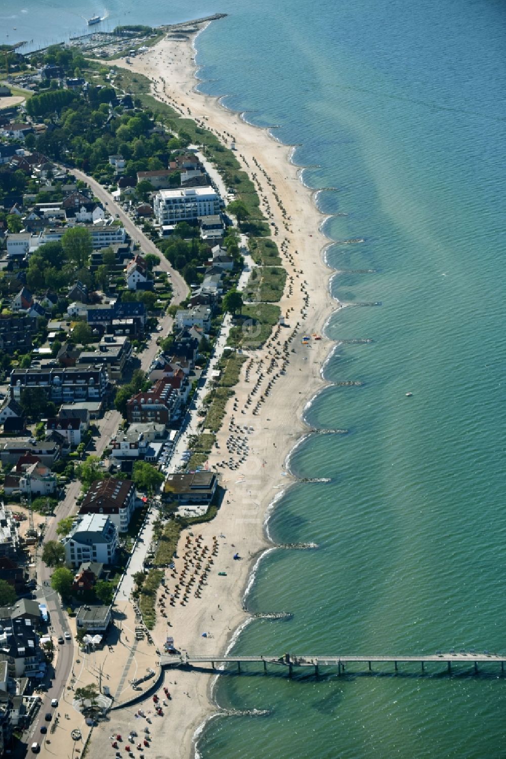 Timmendorfer Strand aus der Vogelperspektive: Sandstrand- Landschaft an der Seebrücke Niendorf am Timmendorfer Strand im Bundesland Schleswig-Holstein, Deutschland