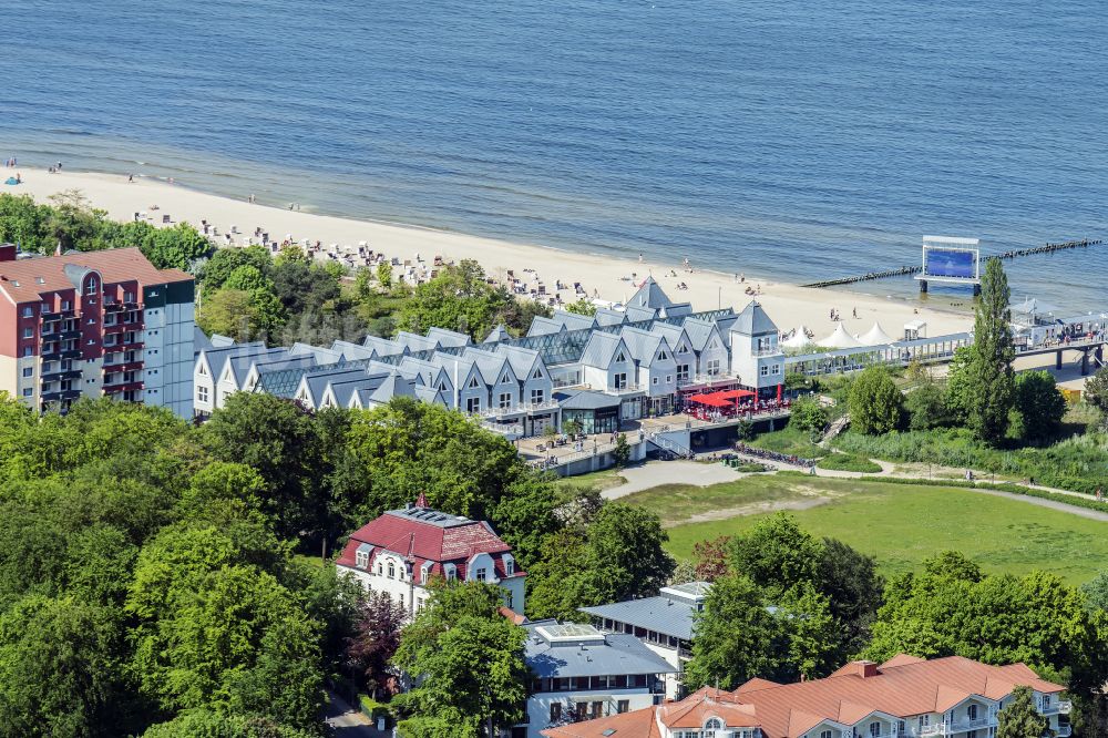 Seebad Heringsdorf von oben - Sandstrand- Landschaft an der Seebrücke der Ostsee in Seebad Heringsdorf im Bundesland Mecklenburg-Vorpommern