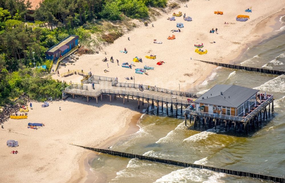 Ustronie Morskie aus der Vogelperspektive: Sandstrand- Landschaft an der Seebrücke der Ostsee in Ustronie Morskie in Westpommern, Polen