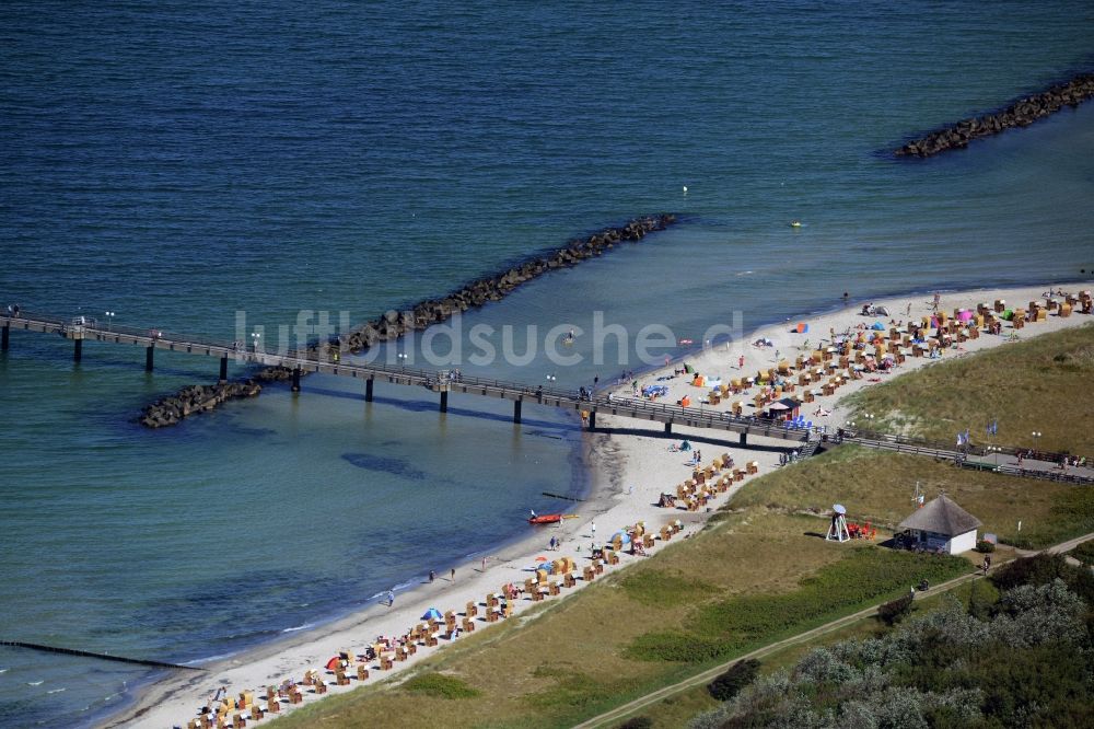 Wustrow von oben - Sandstrand- Landschaft an der Seebrücke der Ostsee in Wustrow im Bundesland Mecklenburg-Vorpommern