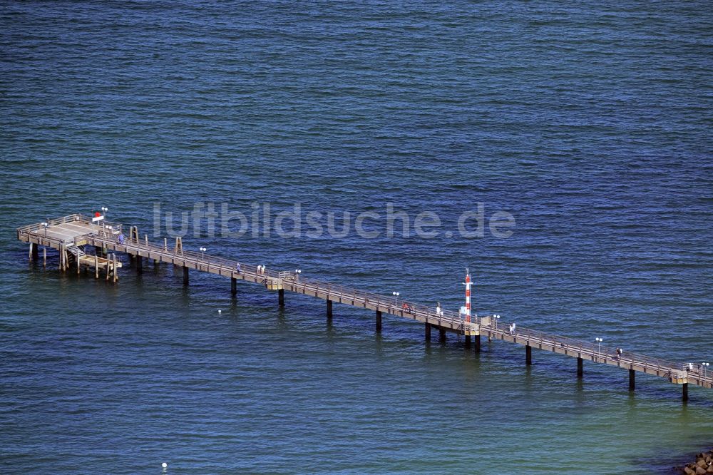 Luftbild Wustrow - Sandstrand- Landschaft an der Seebrücke der Ostsee in Wustrow im Bundesland Mecklenburg-Vorpommern