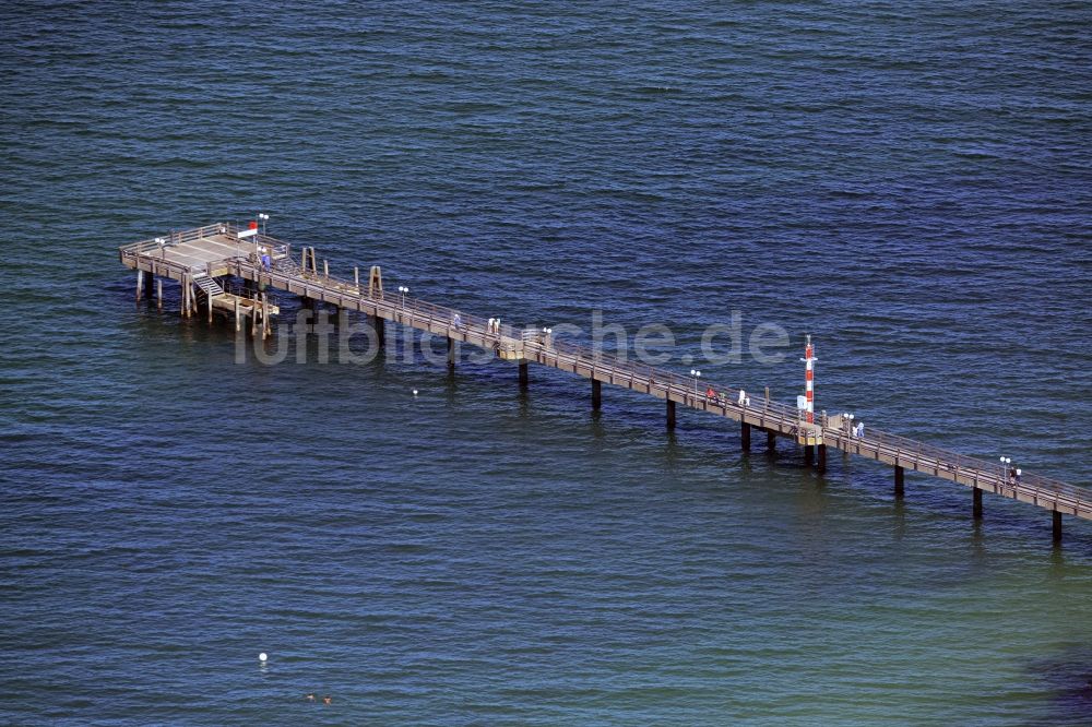 Luftaufnahme Wustrow - Sandstrand- Landschaft an der Seebrücke der Ostsee in Wustrow im Bundesland Mecklenburg-Vorpommern