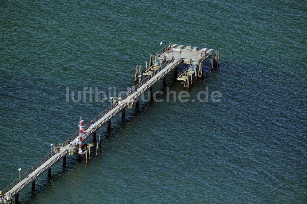 Luftbild Wustrow - Sandstrand- Landschaft an der Seebrücke der Ostsee in Wustrow im Bundesland Mecklenburg-Vorpommern