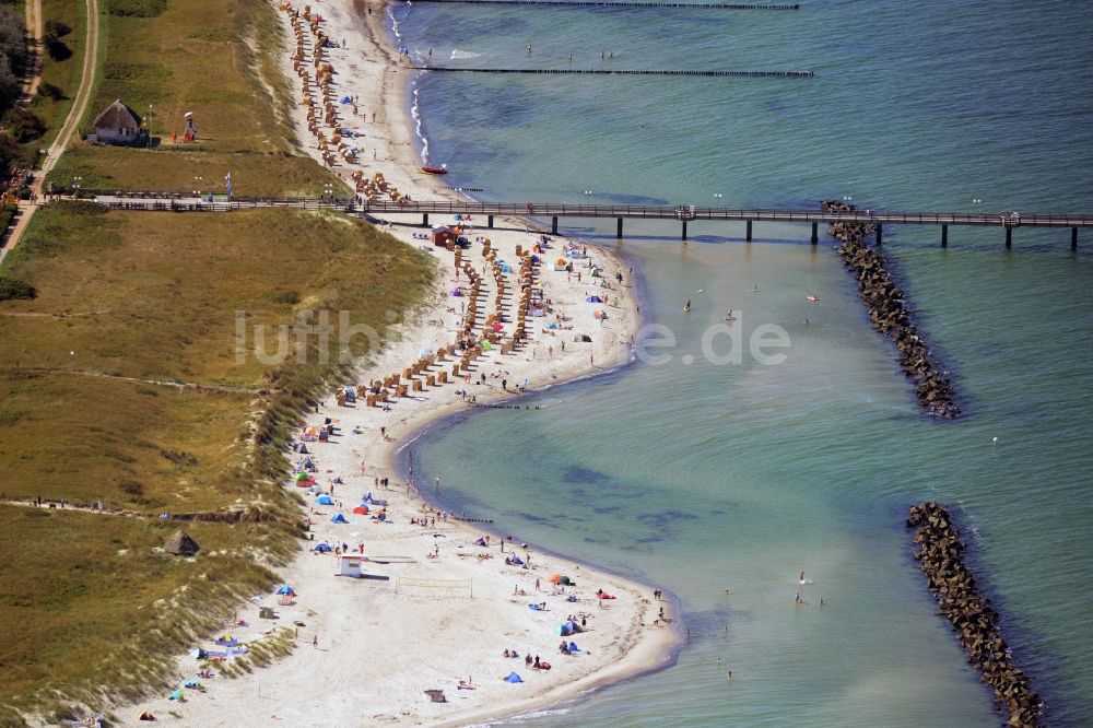 Wustrow aus der Vogelperspektive: Sandstrand- Landschaft an der Seebrücke der Ostsee in Wustrow im Bundesland Mecklenburg-Vorpommern